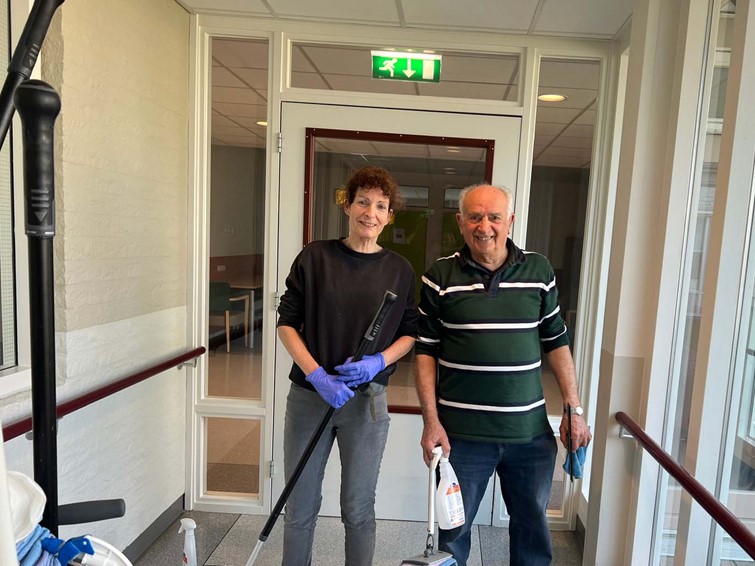 "Familieleden helpen met poetsen op Hofstaete – voorbeeld van SamenZorg"