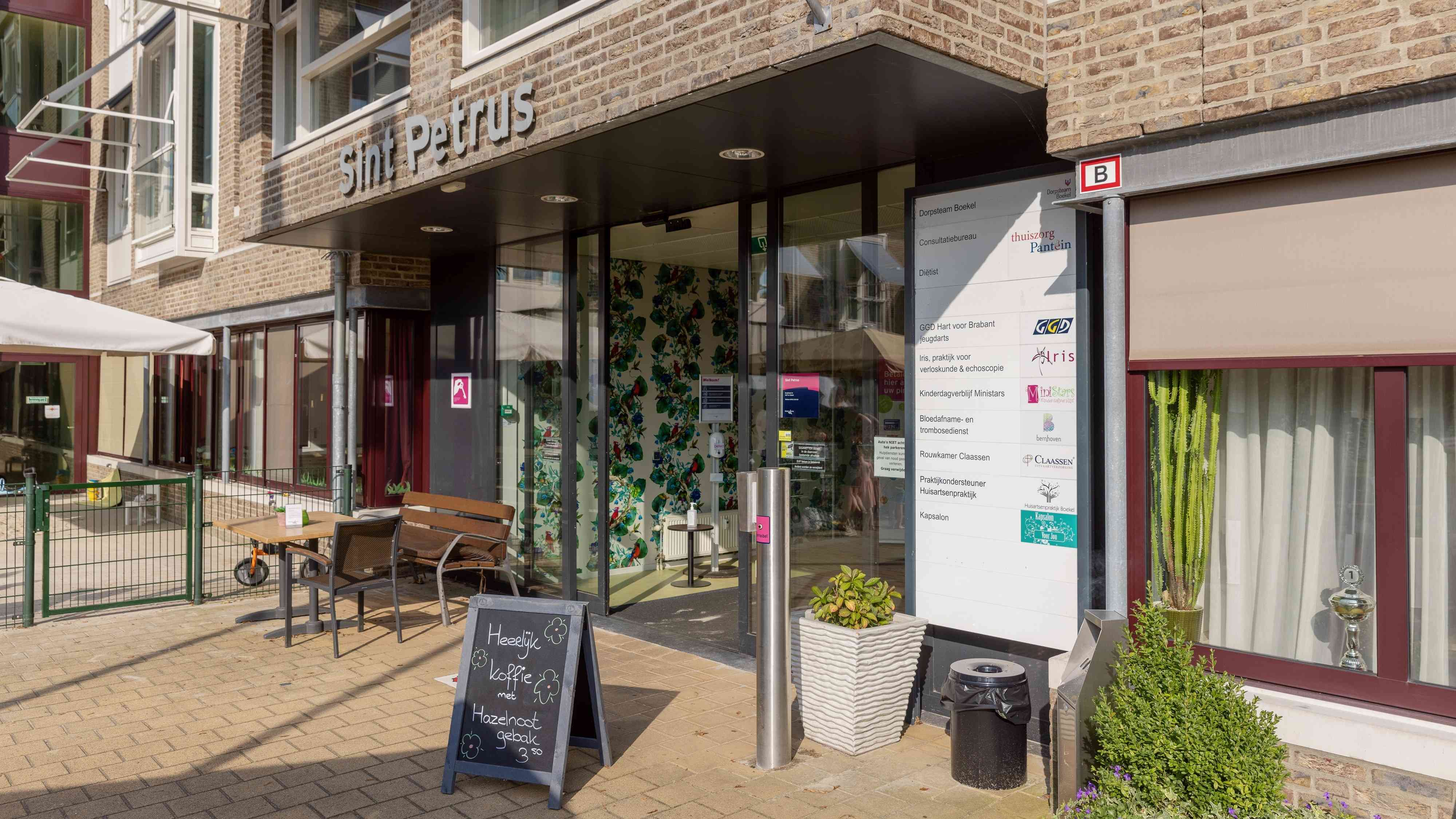 De hoofdingang van Sint Petrus