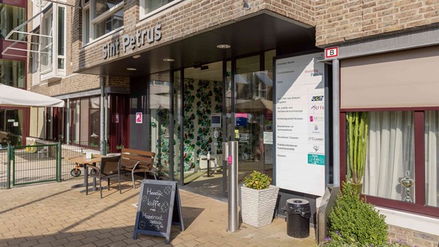 De hoofdingang van Sint Petrus