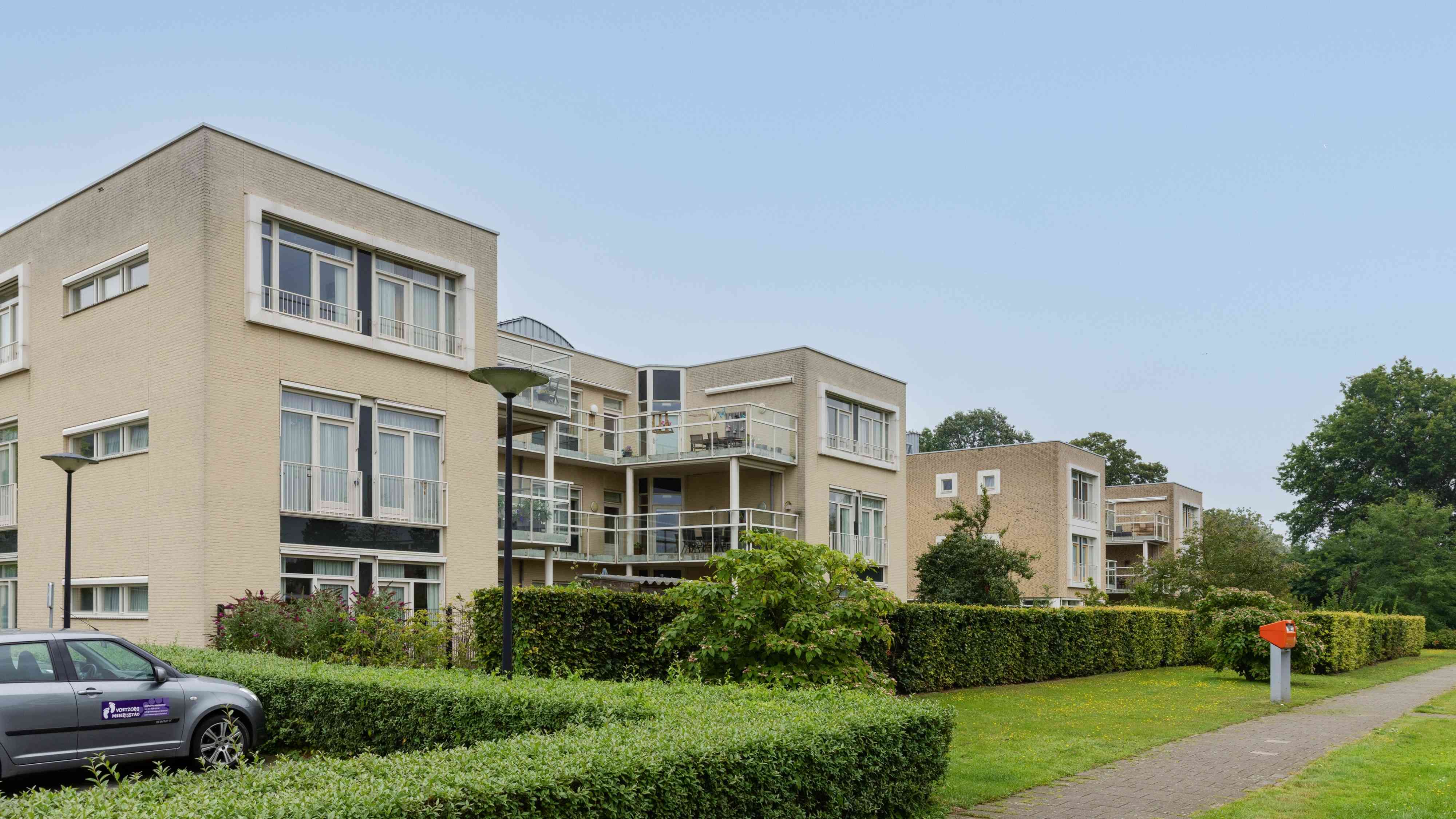 Vooraanzicht naast de hoofdingang 