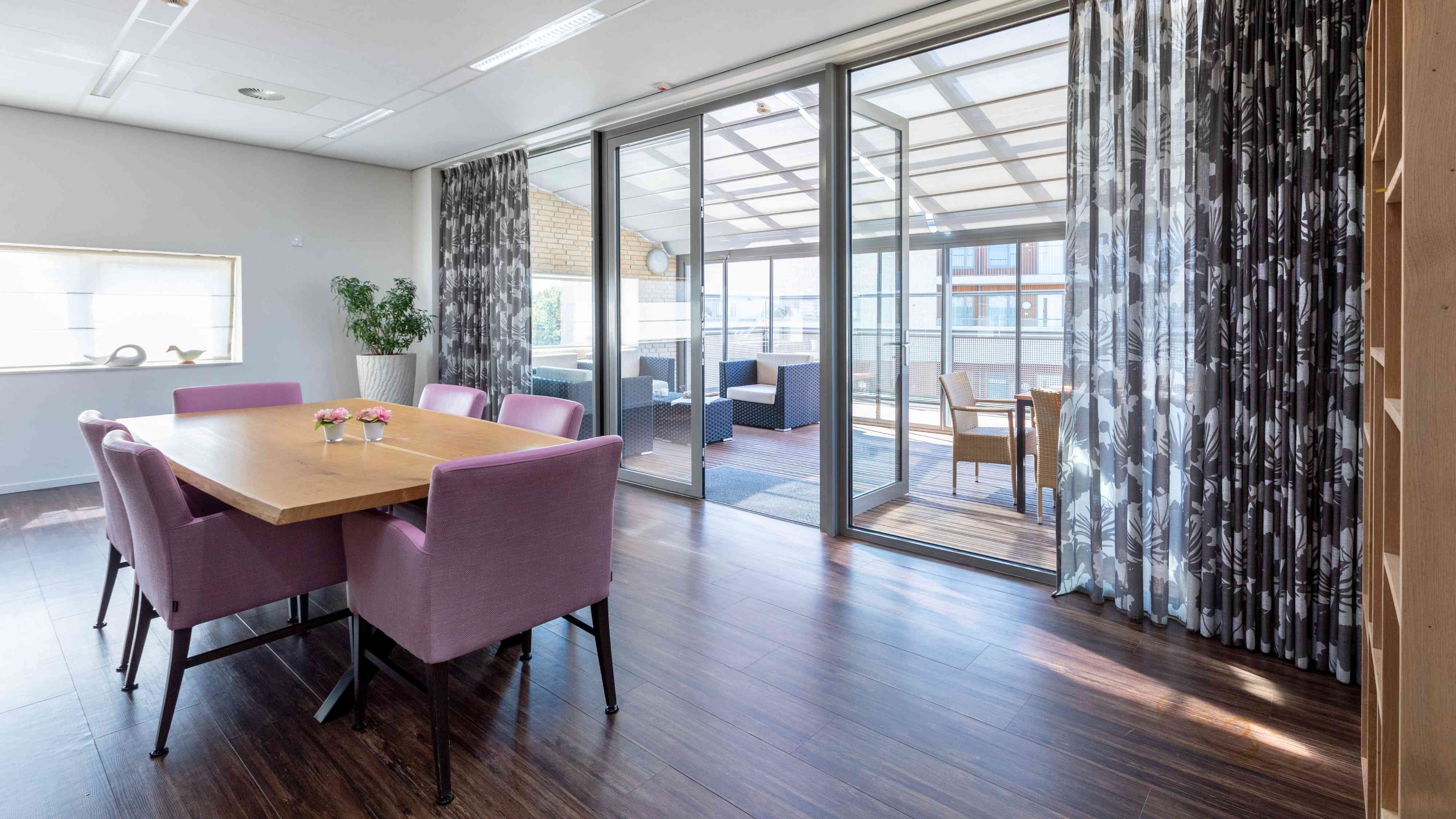 Gezamenlijke woonkamer met balkon