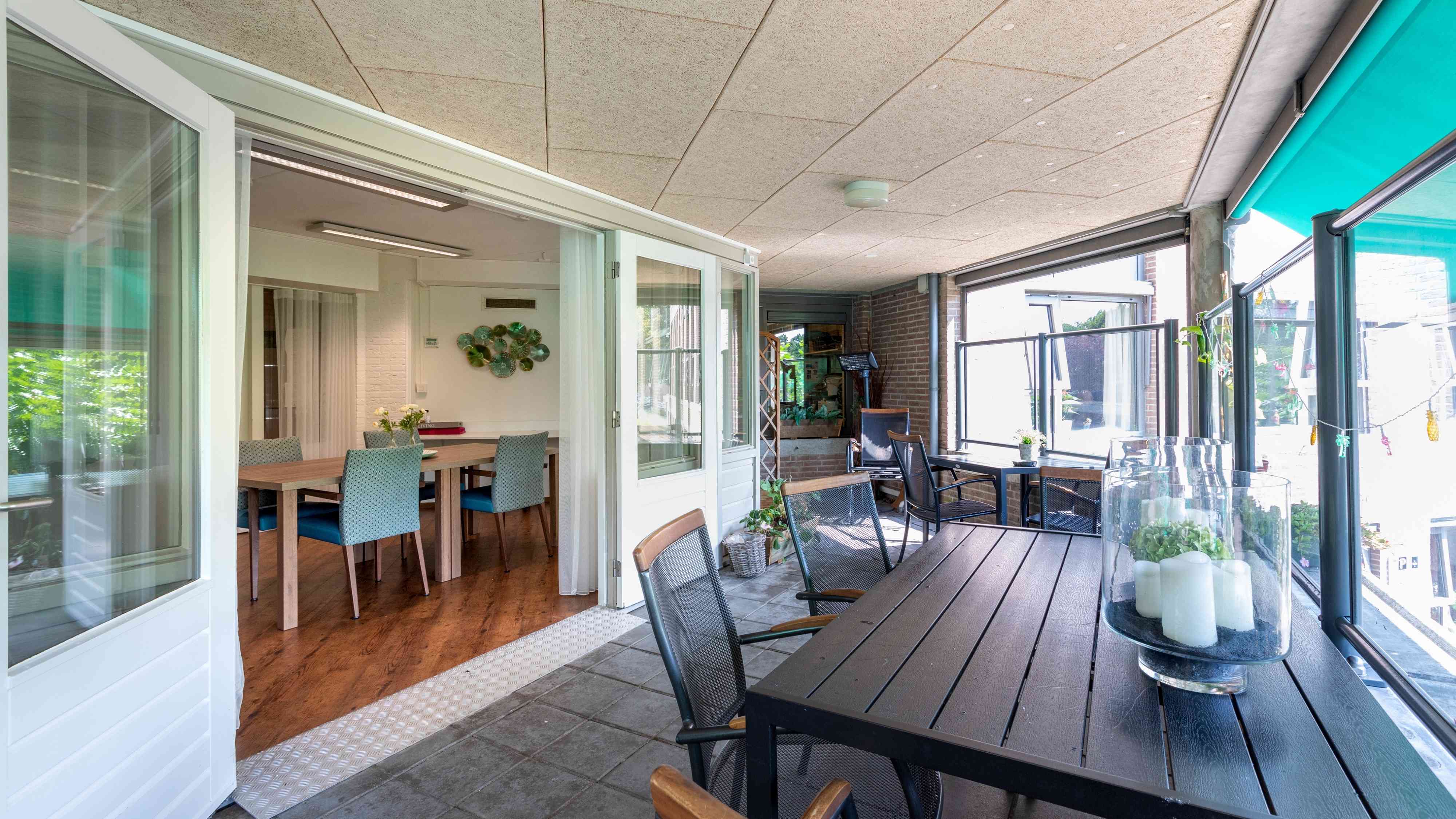 Gezamenlijke woonkamer met balkon