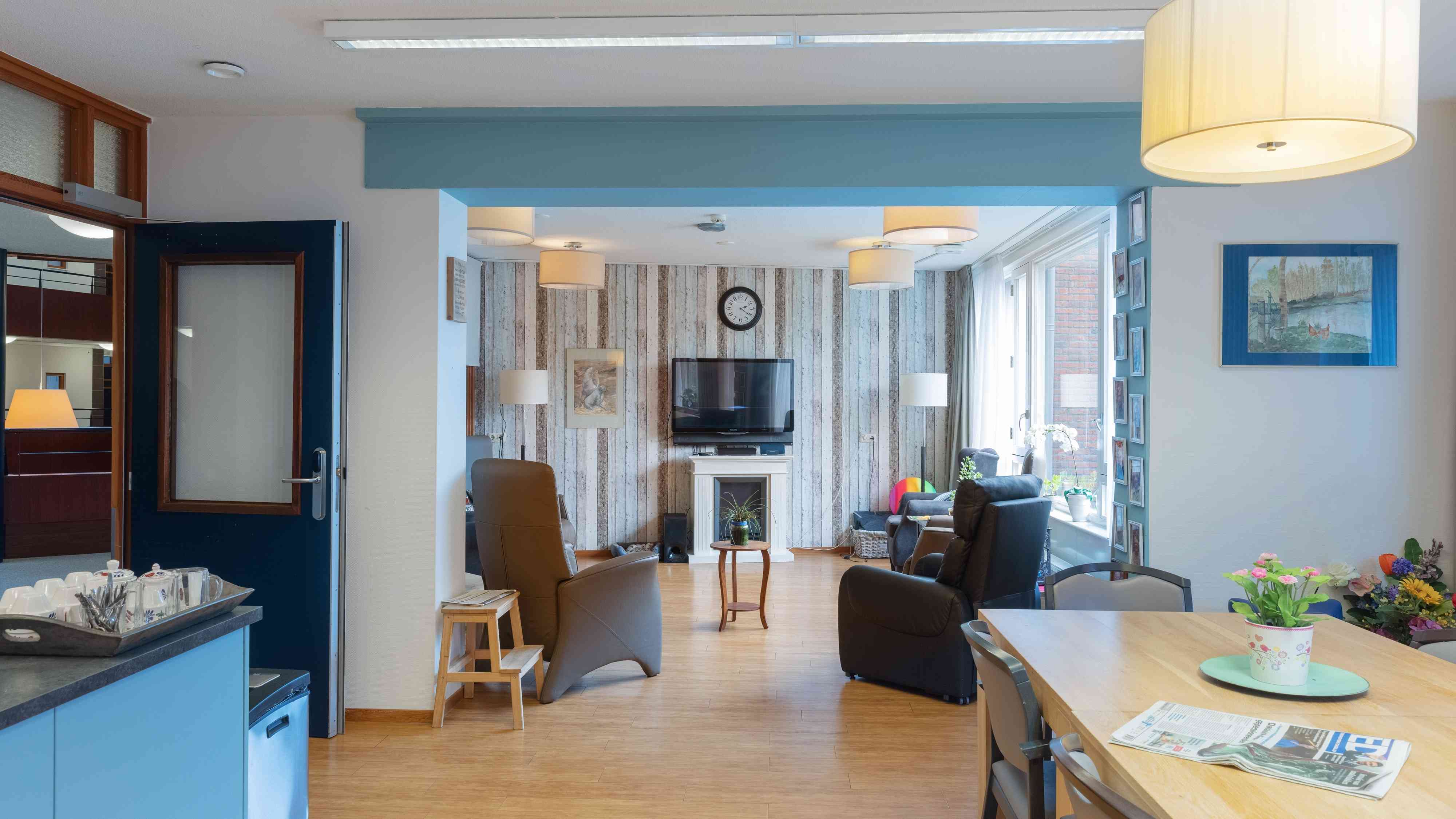 De gemeenschappelijke eetkamer en woonkamer