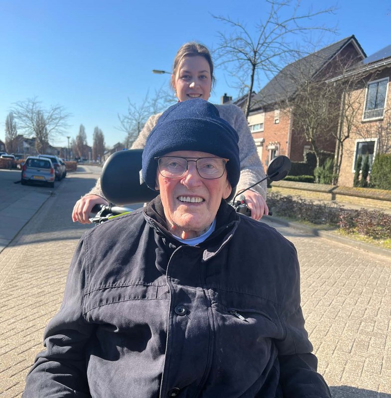 "Familielid wandelt met bewoner op Hofstaete – voorbeeld van SamenZorg"