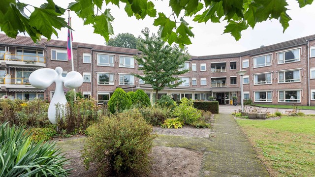 De tuin en hoofdingang van Sint Antonius