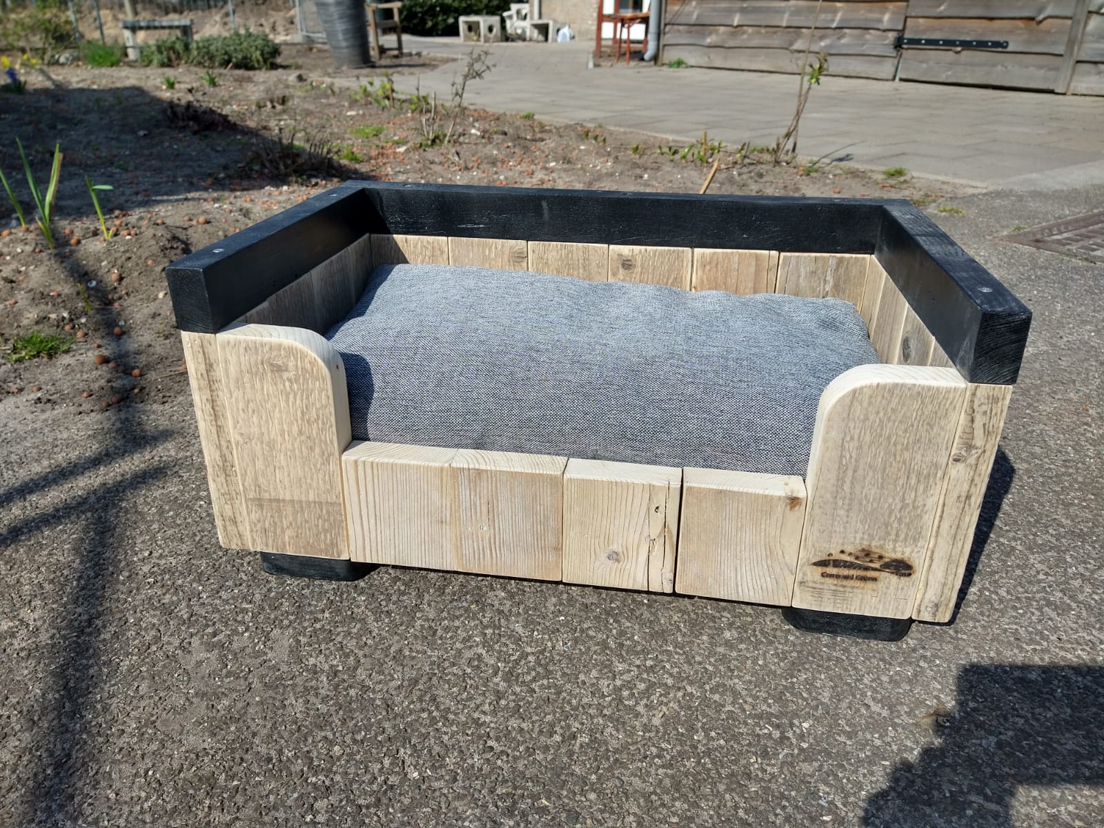 Dierenmandje van steigerhout