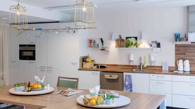 De gezamenlijke keuken en eetkamer