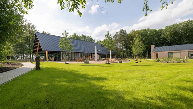 De tuin, het terras en zicht op het restaurant