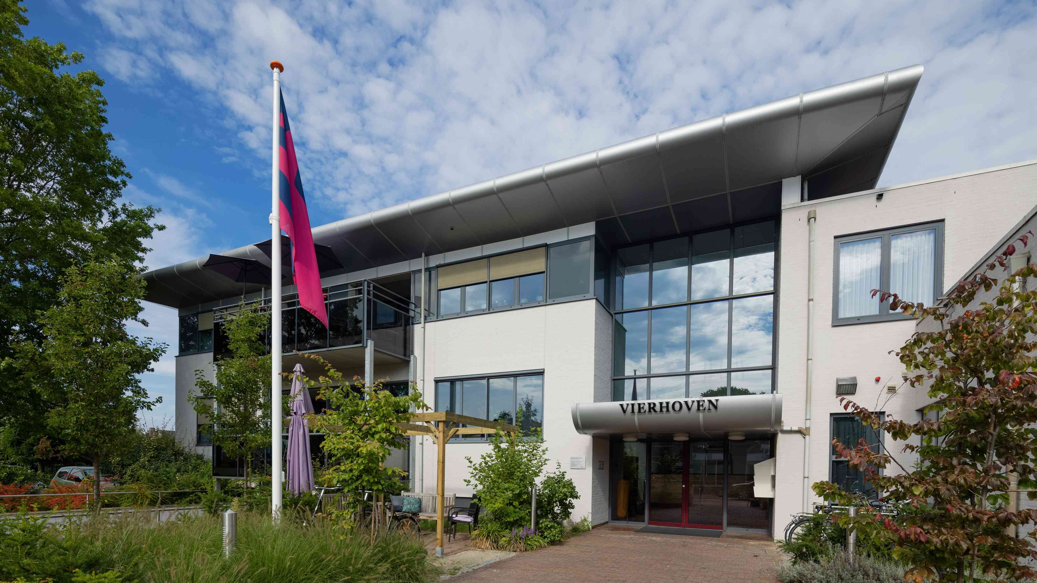 De hoofdingang van Vierhoven