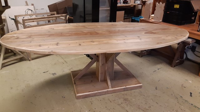 Ovalen eettafel van steigerhout