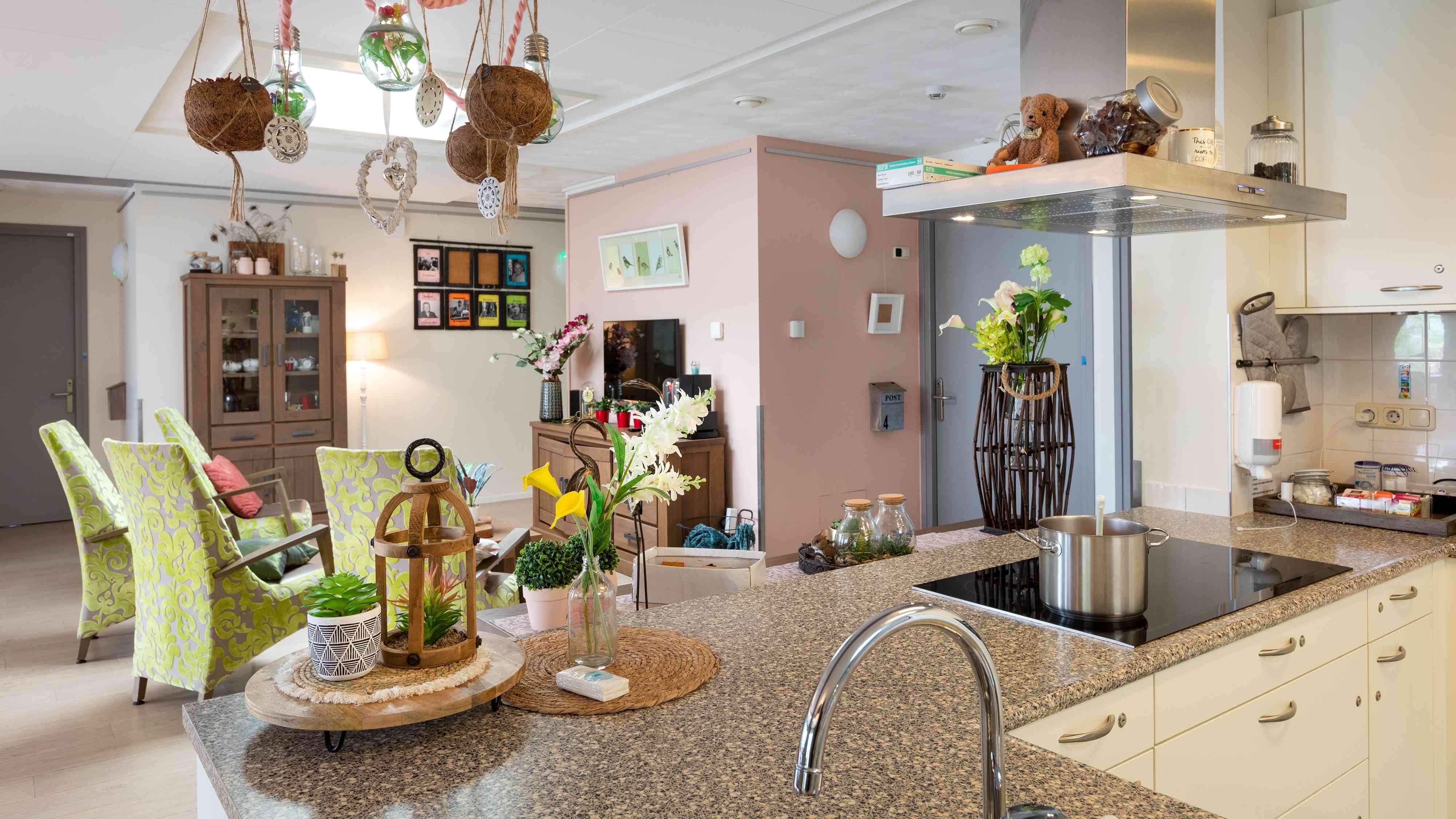 De gezamenlijke keuken en woonkamer op kleinschalig wonen