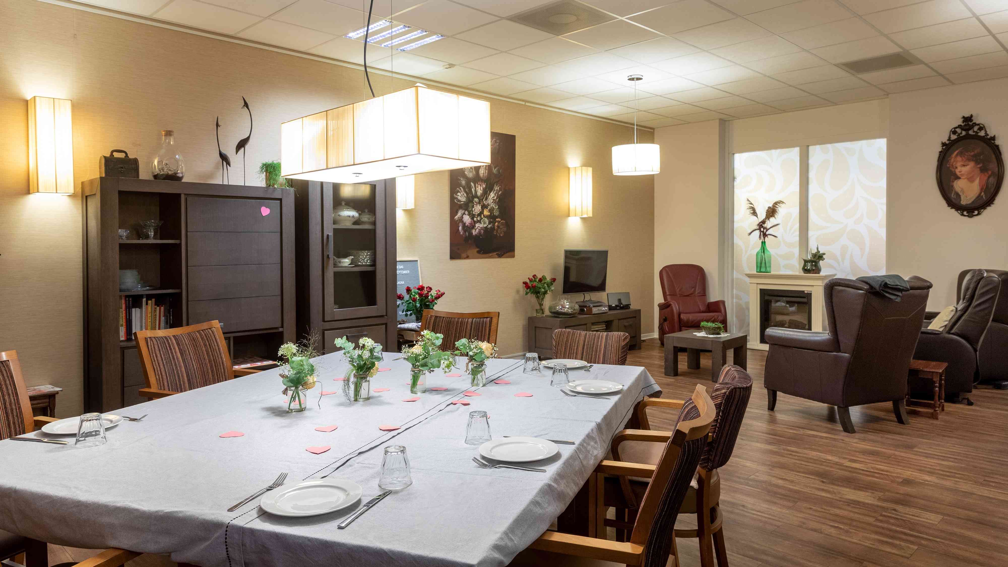 De eetkamer en woonkamer op kleinschalig wonen