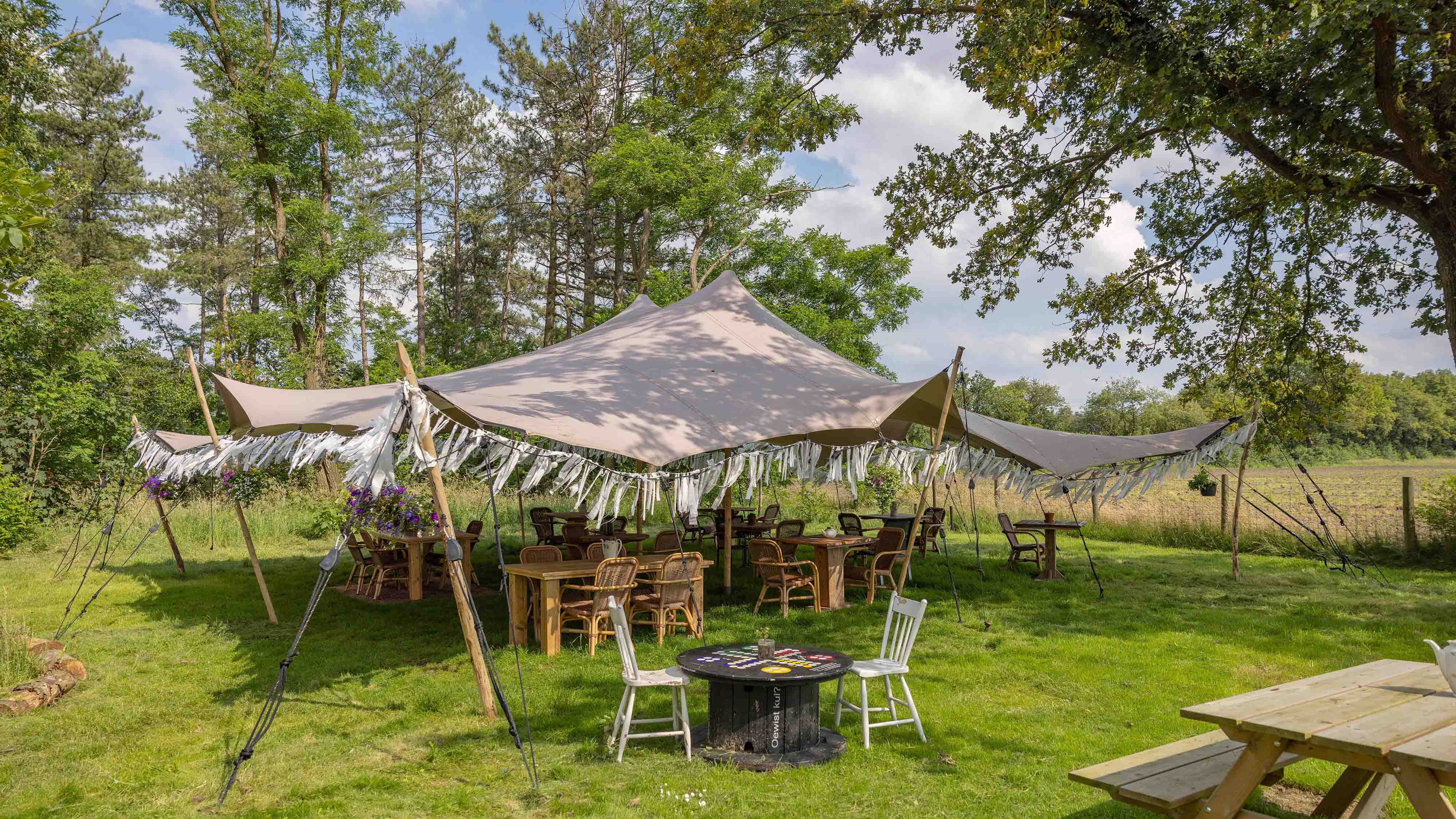 Terras in de tuin rondom Nieuwe Hoeven