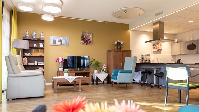 De gezamenlijke woonkamer op kleinschalig wonen